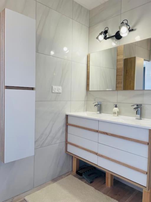 Agreable Maison De Village Avec Balcon Roiffieux Eksteriør bilde